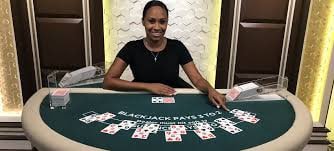 Studio streaming live dealer Pretty Gaming dengan multiple camera angles dan dealer profesional di meja blackjack